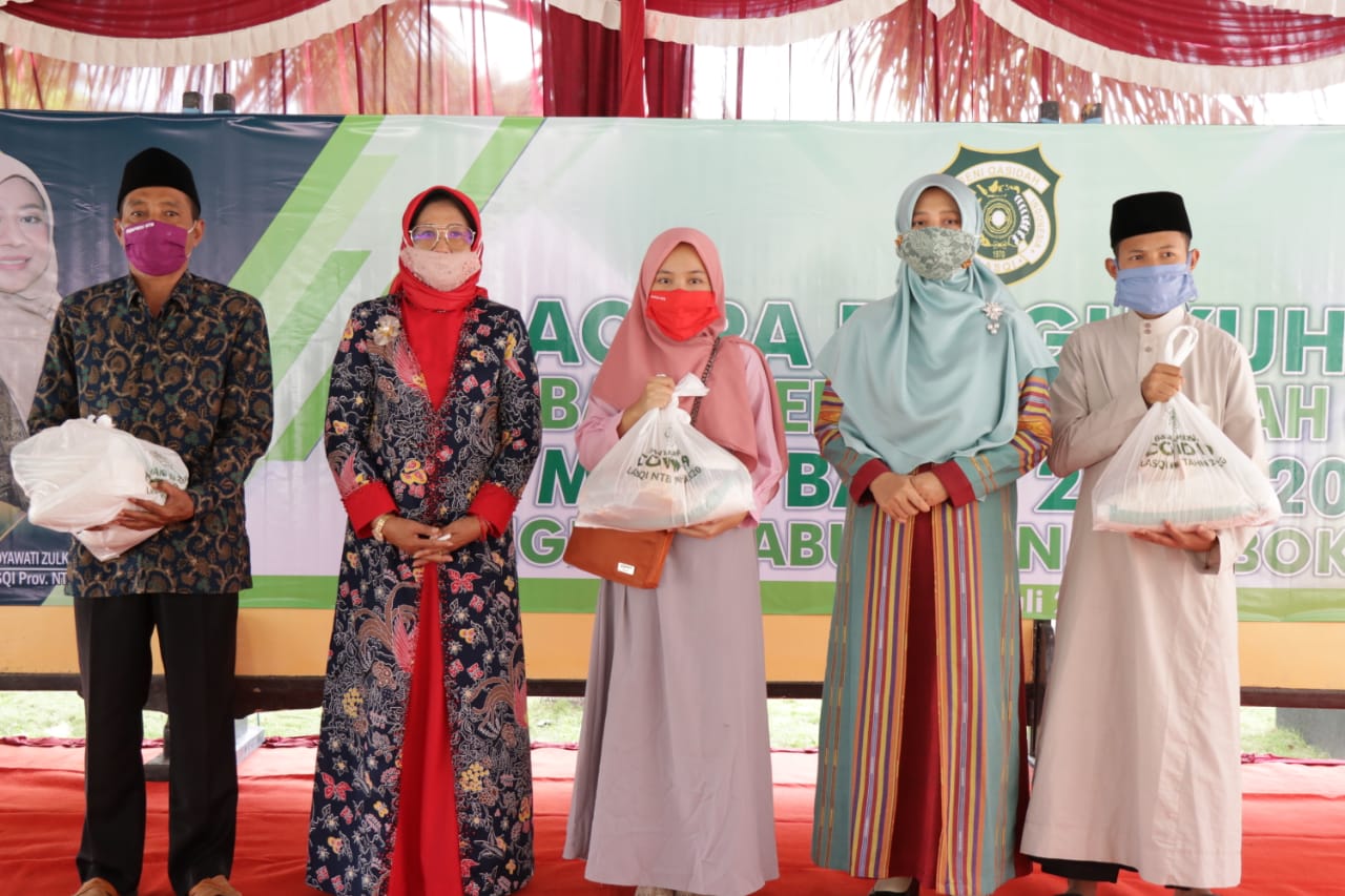 HJ. NIKEN BERI BANTUAN SEMBAKO UNTUK PENGRAJIN TERDAMPAK COVID-19