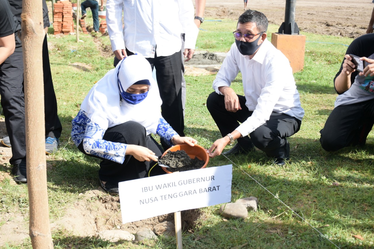 KEMENPAREKRAF SERAHKAN BANTUAN UNTUK PENATAAN RUANG TERBUKA HIJAU ISLAMIC CENTER