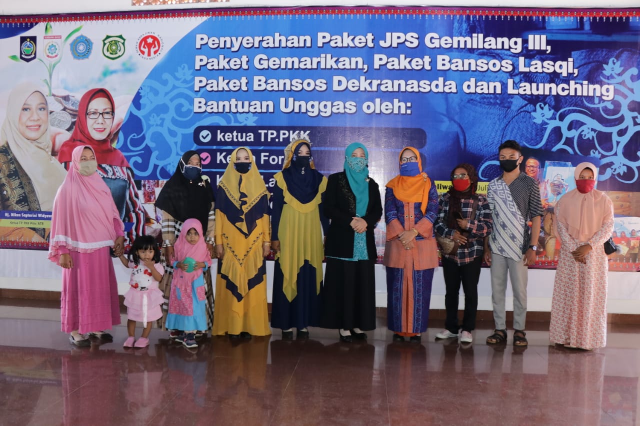 BUNDA NIKEN SERAHKAN BANTUAN DI KSB, AJAK MASYARAKAT BANTU UMKM