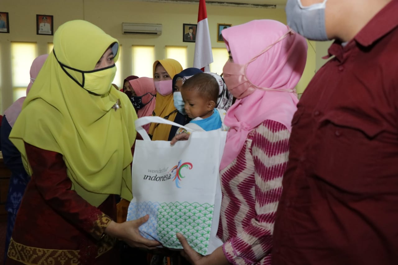 BUNDA NIKEN SERAHKAN OLAHAN BAKSO IKAN DAN 10.000 AYAM PETELUR UNTUK WARGA