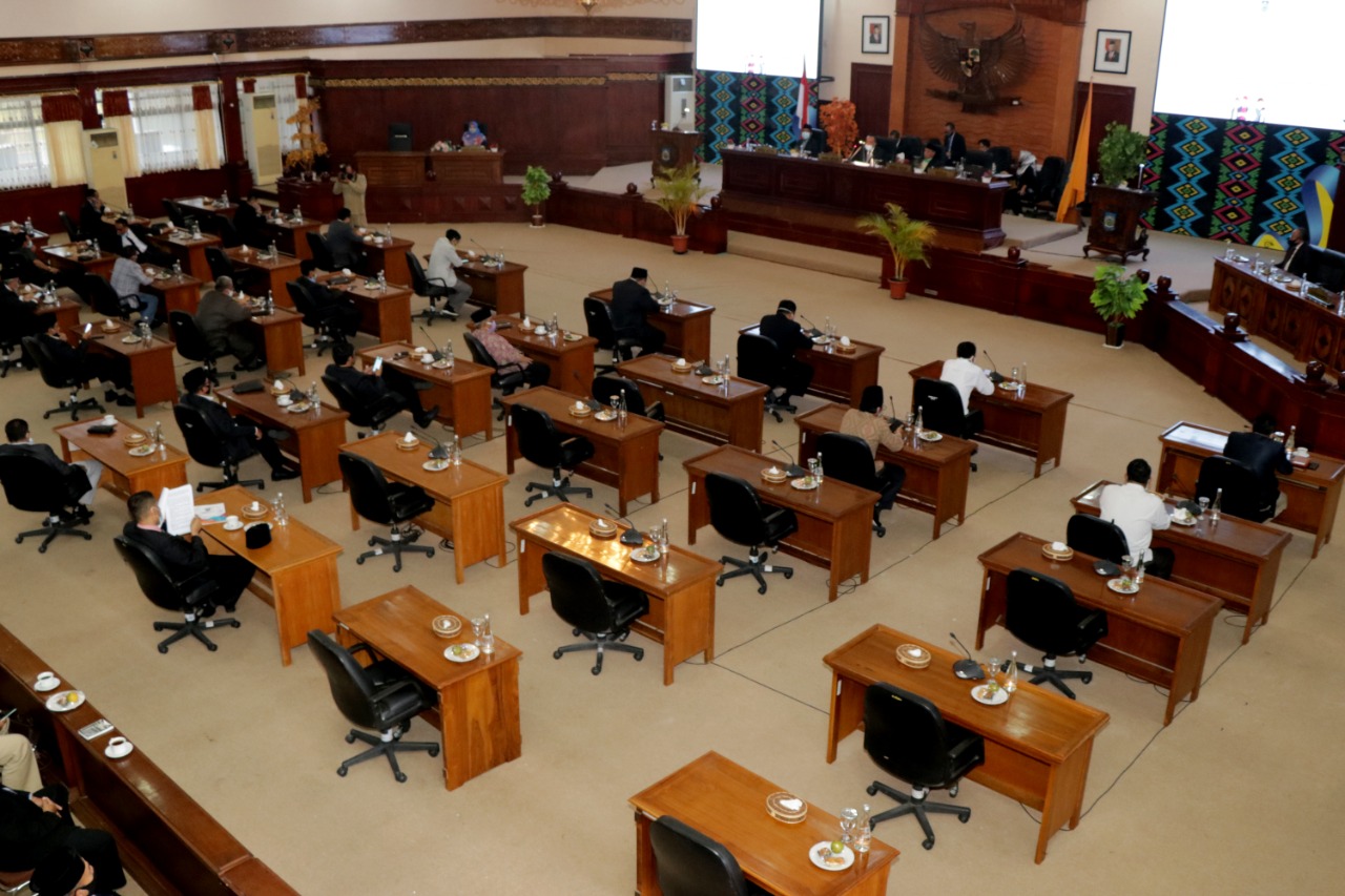 WAGUB SAMPAIKAN EMPAT BUAH RAPERDA PROVINSI NTB