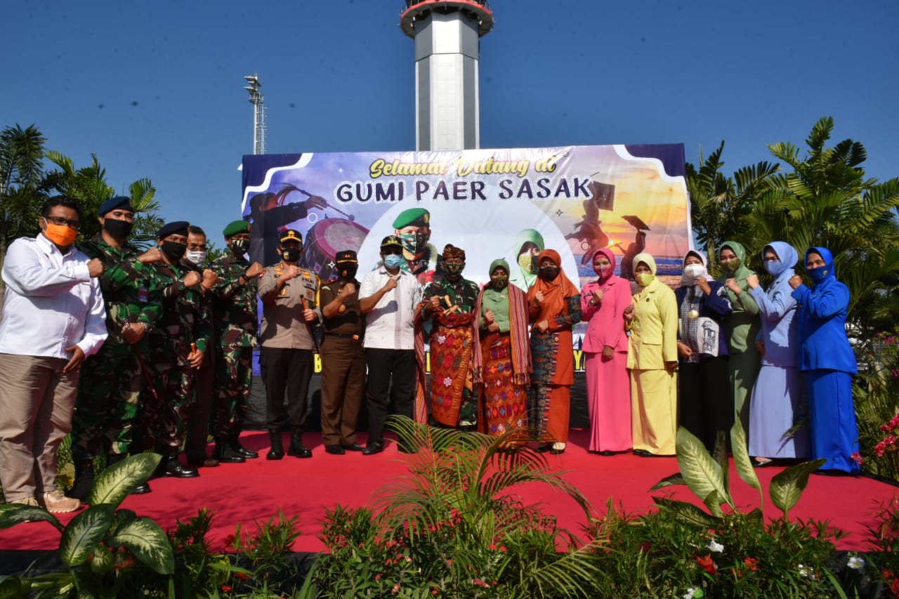 PANGDAM IX UDAYANA DIANUGERAHI GELAR ADAT SASAK