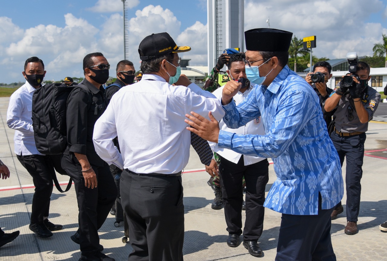 GUBERNUR SAMBUT KEDATANGAN MENKOPOLHUKAM DAN ROMBONGAN