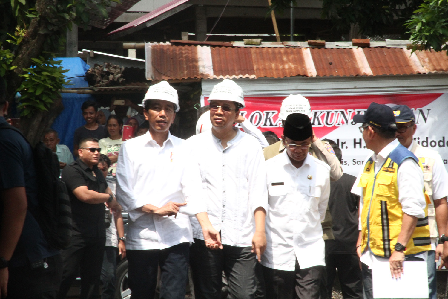 JOKOWI MENINJAU RUMAH TAHAN GEMPA DI PENGEMPEL