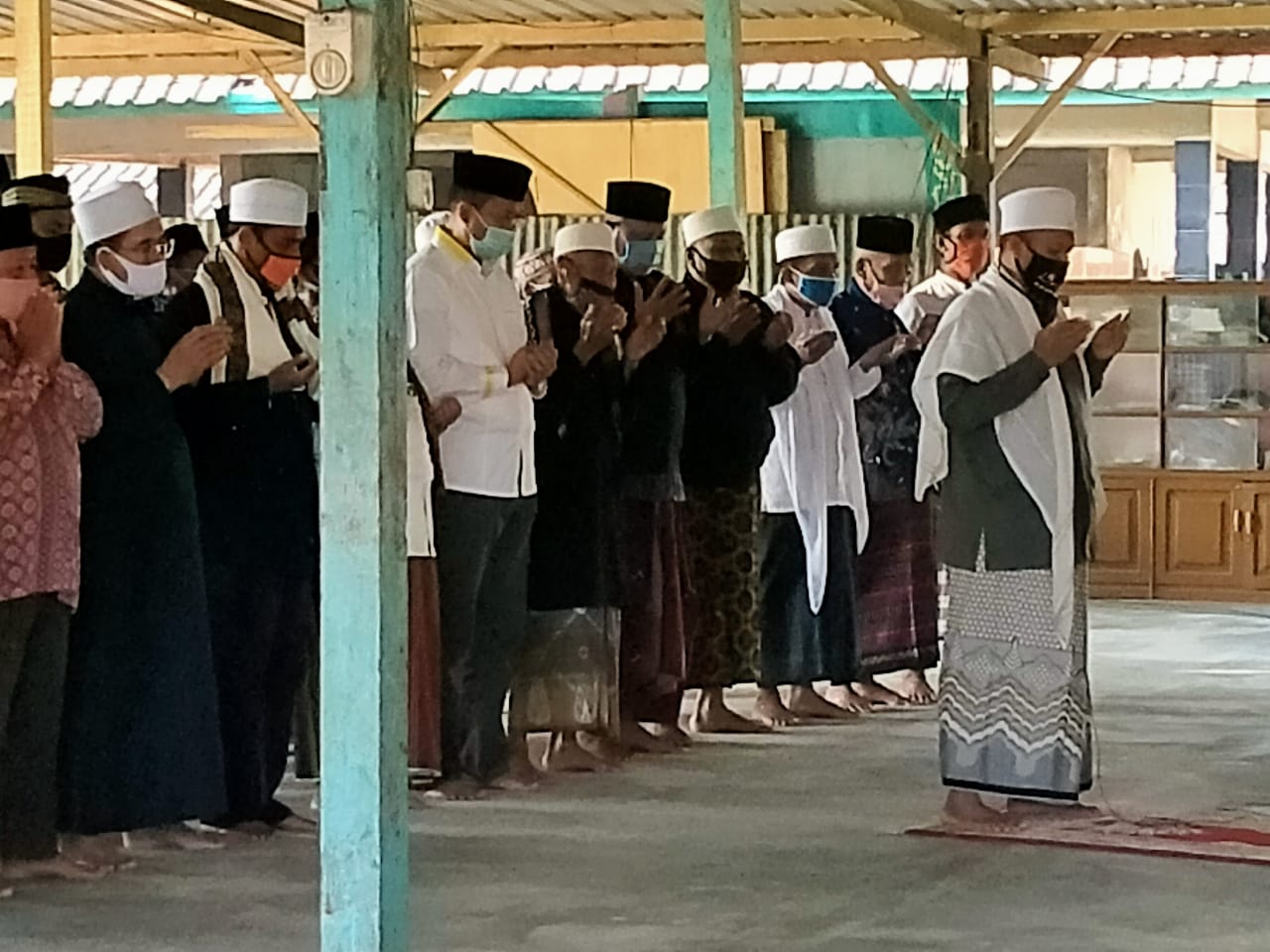 DARI PULAU SUMBAWA, GUBERNUR LANGSUNG KE KEDIAMAN ALMARHUM H. LALU MUDJITAHID