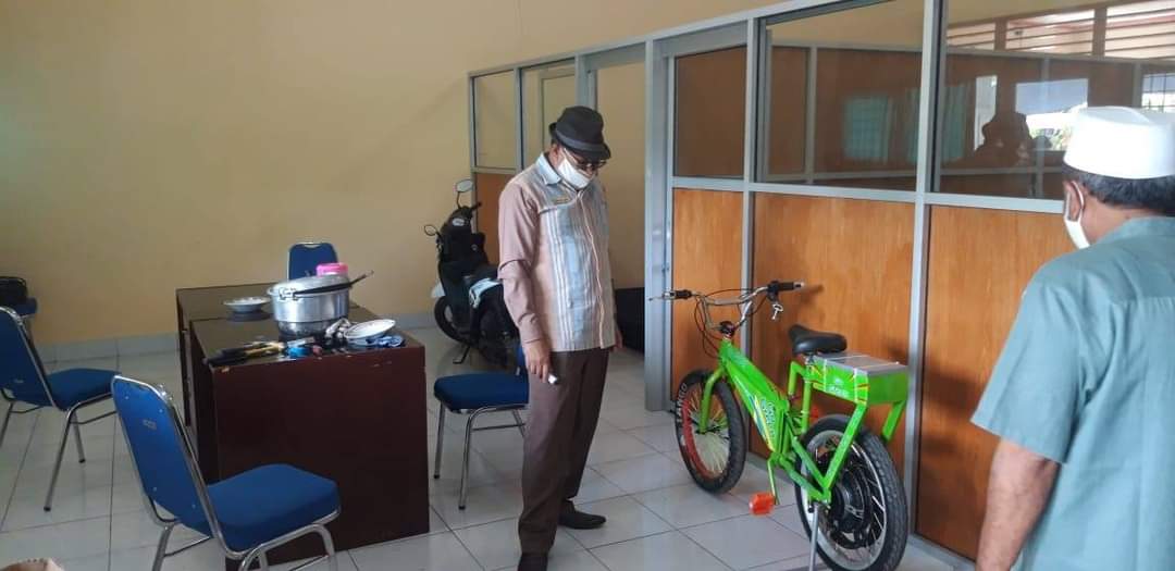 SEKDA TINJAU PEMBUATAN SEPEDA LISTRIK DAN MOBIL LISTRIK TENAGA SURYA