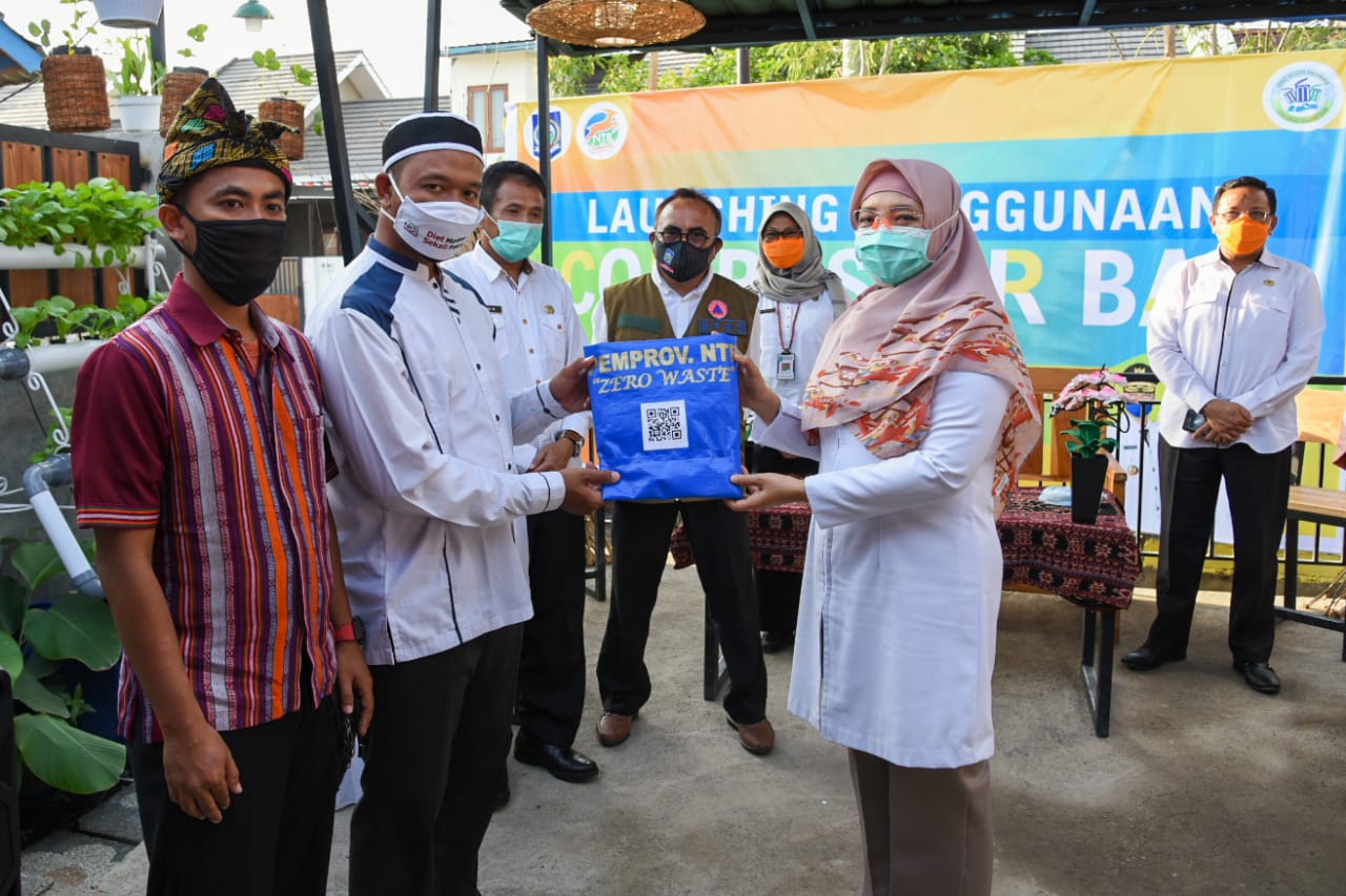 WARGA SAMBUT PROGRAM ZERO WASTE, WAGUB SERAHKAN COMPOSTER BAG
