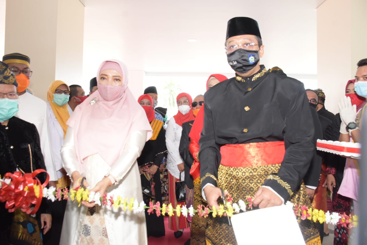 MOMENTUM HUT RI, GUBERNUR RESMIKAN GEDUNG LAYANAN COVID-19 DAN TRAUMA CENTER