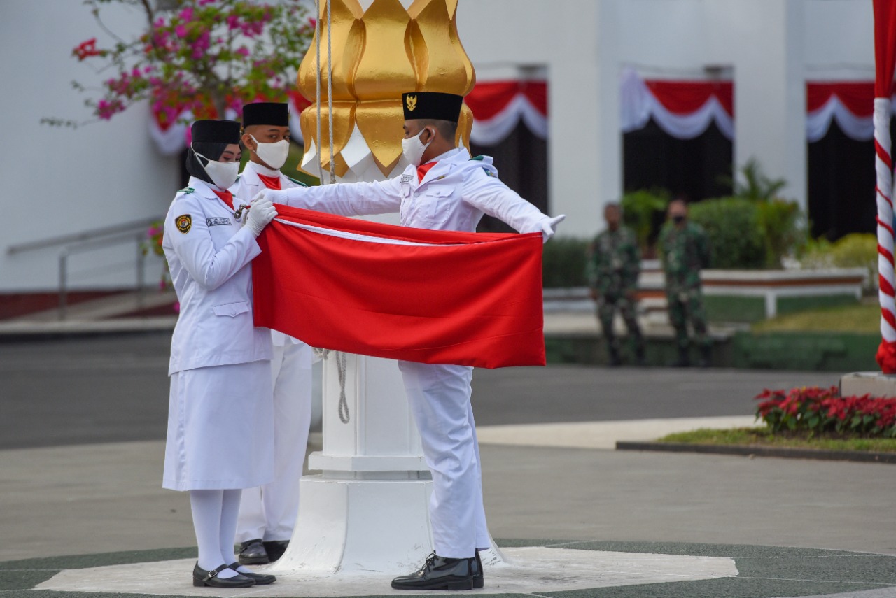 BERLANGSUNG KHIDMAT, WAGUB PIMPIN UPACARA PENURUNAN BENDERA