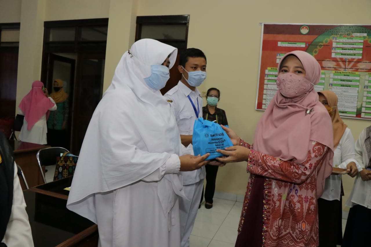 TP. PKK NTB DAN DINAS PMPD DUKCAPIL PROVINSI NTB SERAHKAN BANTUAN KEPADA NAKES SE LOMBOK