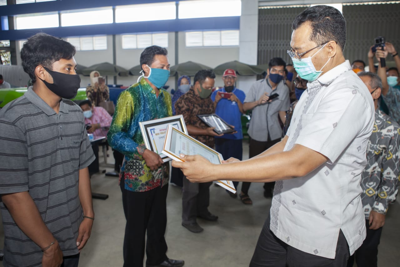 GUBERNUR SERAHKAN BANTUAN MESIN DAN ALAT PRODUKSI BUATAN LOKAL KE MASYARAKAT