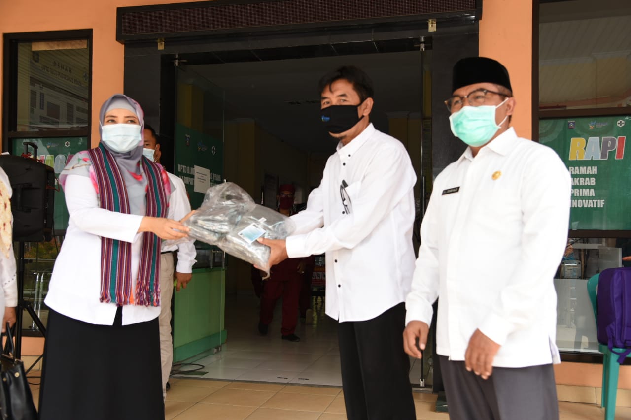 BERI MOTIVASI KE NAKES, WAGUB : KITA LAWAN COVID-19 DENGAN KEKOMPAKAN