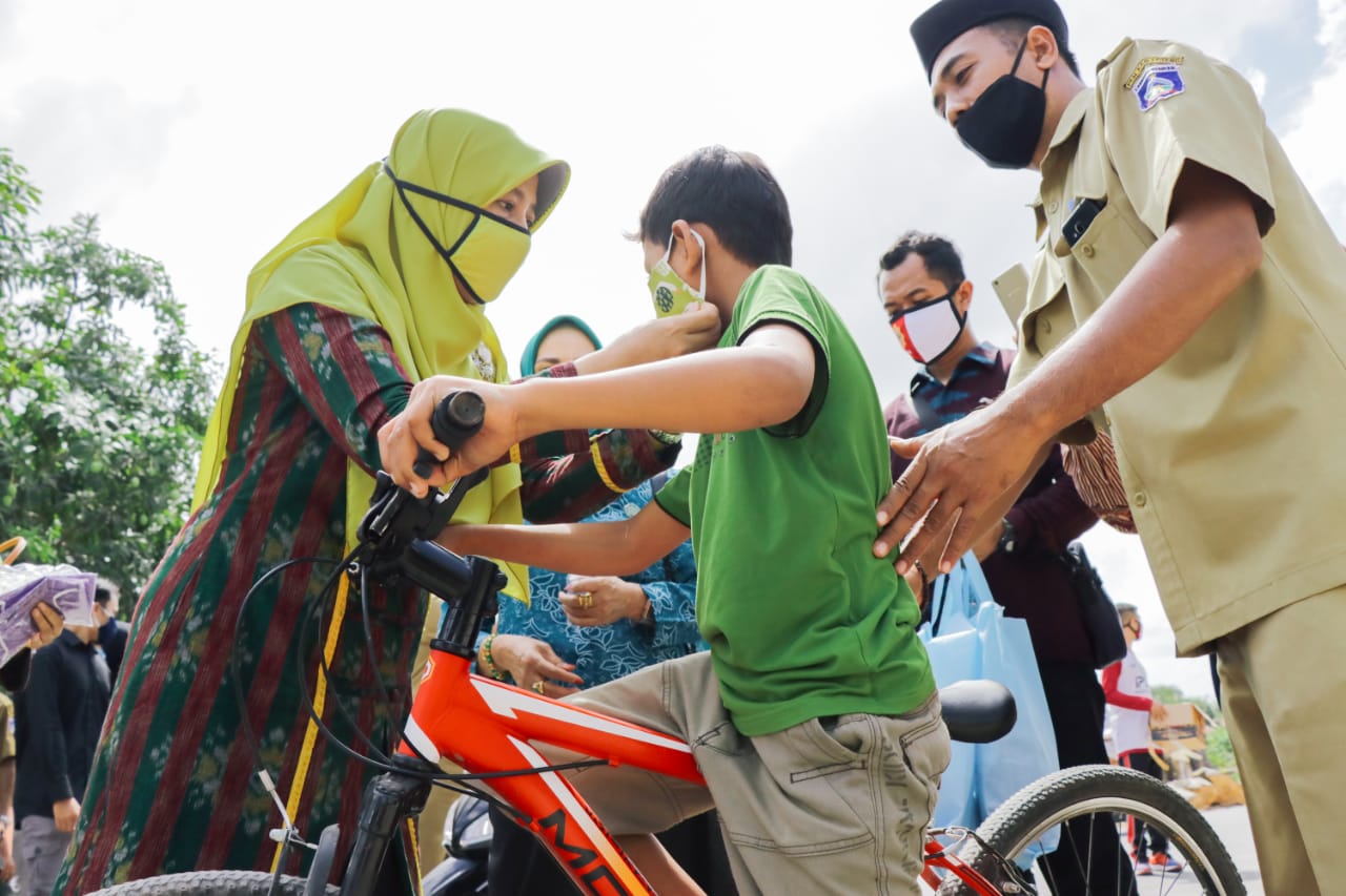 KAMPANYE CEGAH COVID-19, TP PKK NTB BAGI-BAGI RATUSAN RIBU MASKER