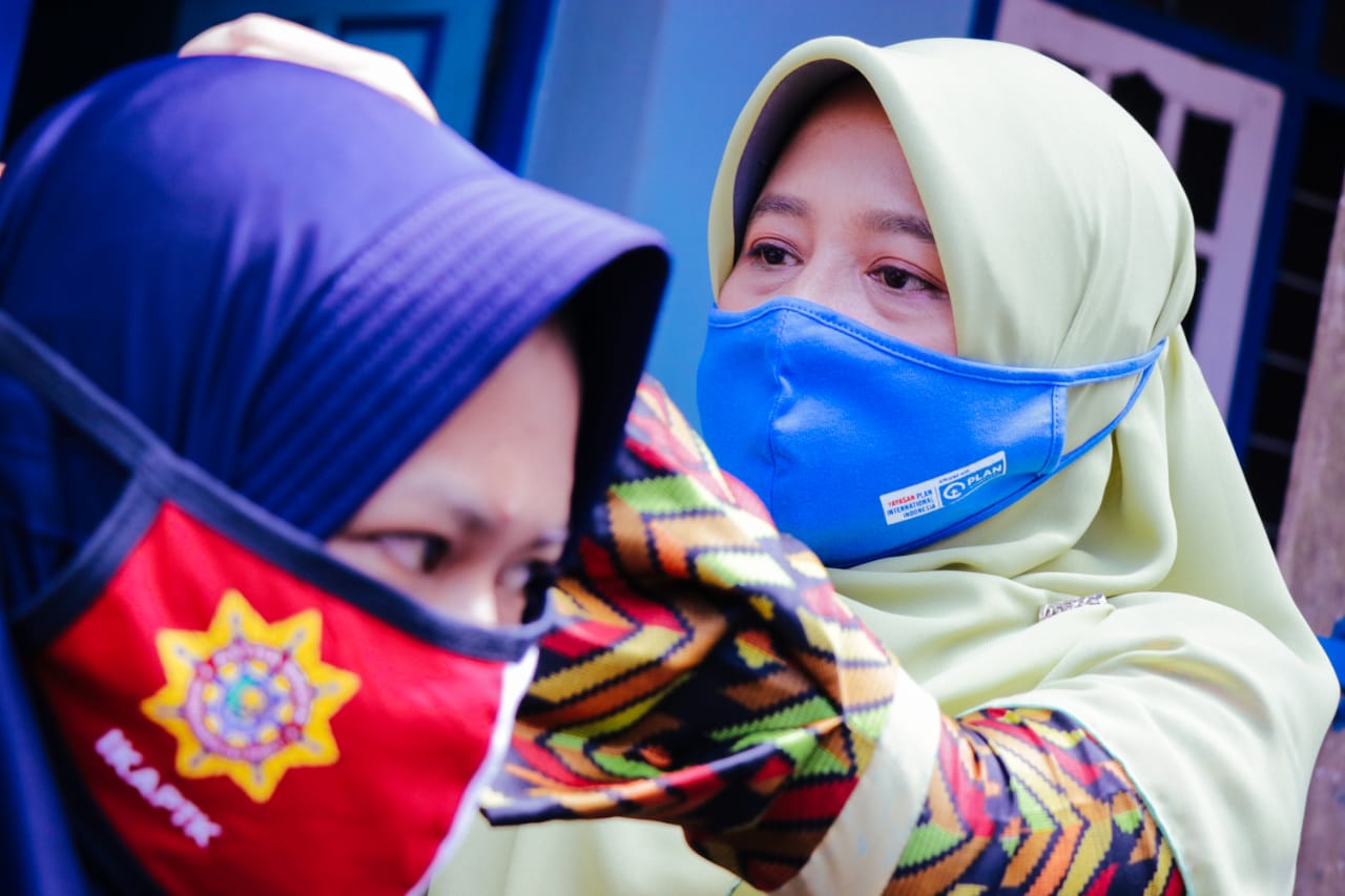 SOSIALISASI MASIF, TP PKK NTB TERUS SAMBANGI DESA-DESA KAMPANYEKAN GERAKAN PAKAI MASKER