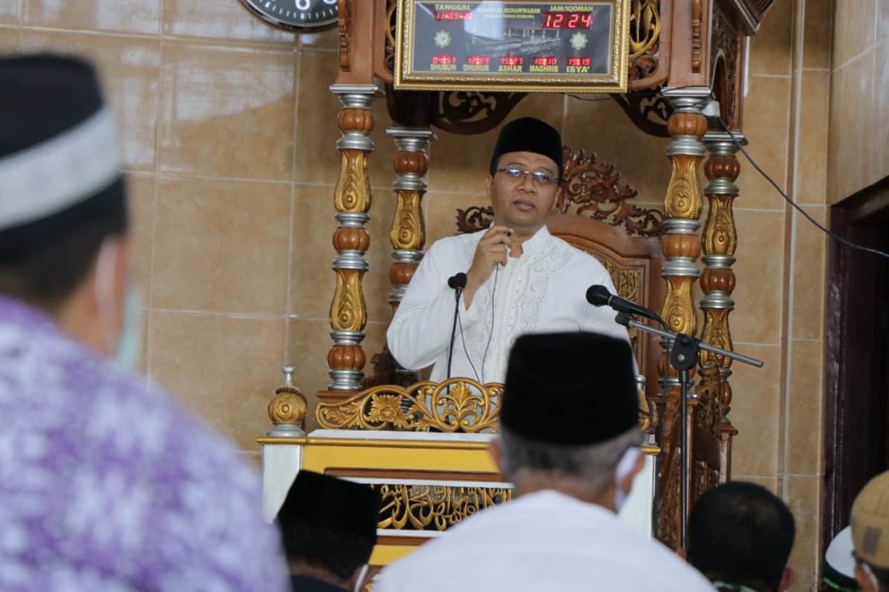 JADI KHATIB DI SUMBAWA, GUBERNUR : HIDUP ADALAH MOMEN PERGANTIAN