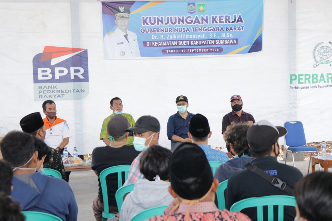 GUBERNUR KUNJUNGI SEJUMLAH DESA DI SUMBAWA, SERAHKAN BANTUAN DAN DORONG UKM TERUS BERKREASI