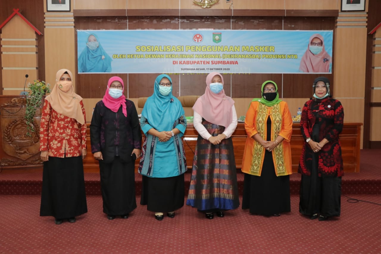 HJ. NIKEN SOSIALISASI PENGGUNAAN MASKER DAN SERUKAN BELA PRODUK LOKAL