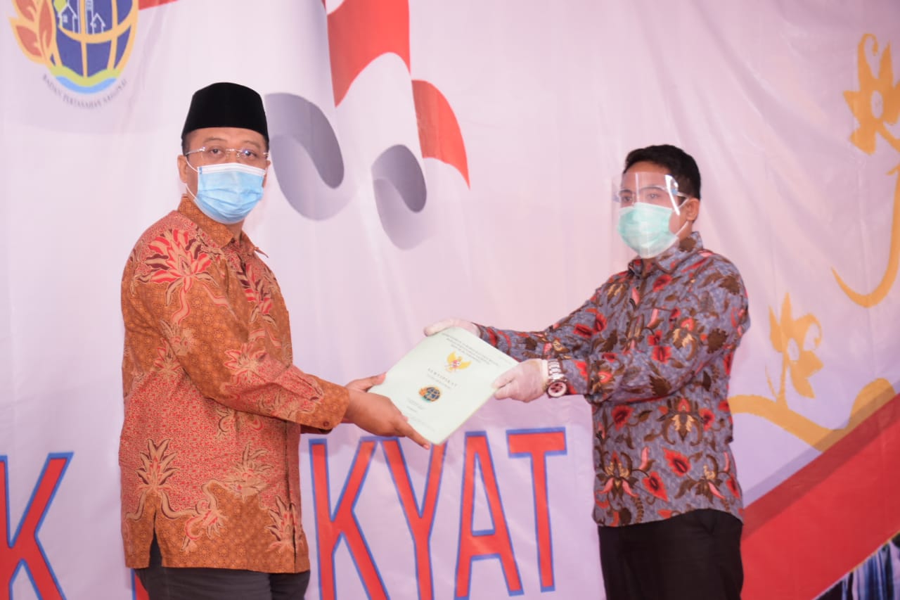 GUBERNUR DAN WAMEN ATR/BPN BAGI 1689 SERTIFIKAT TANAH KEPADA MASYARAKAT