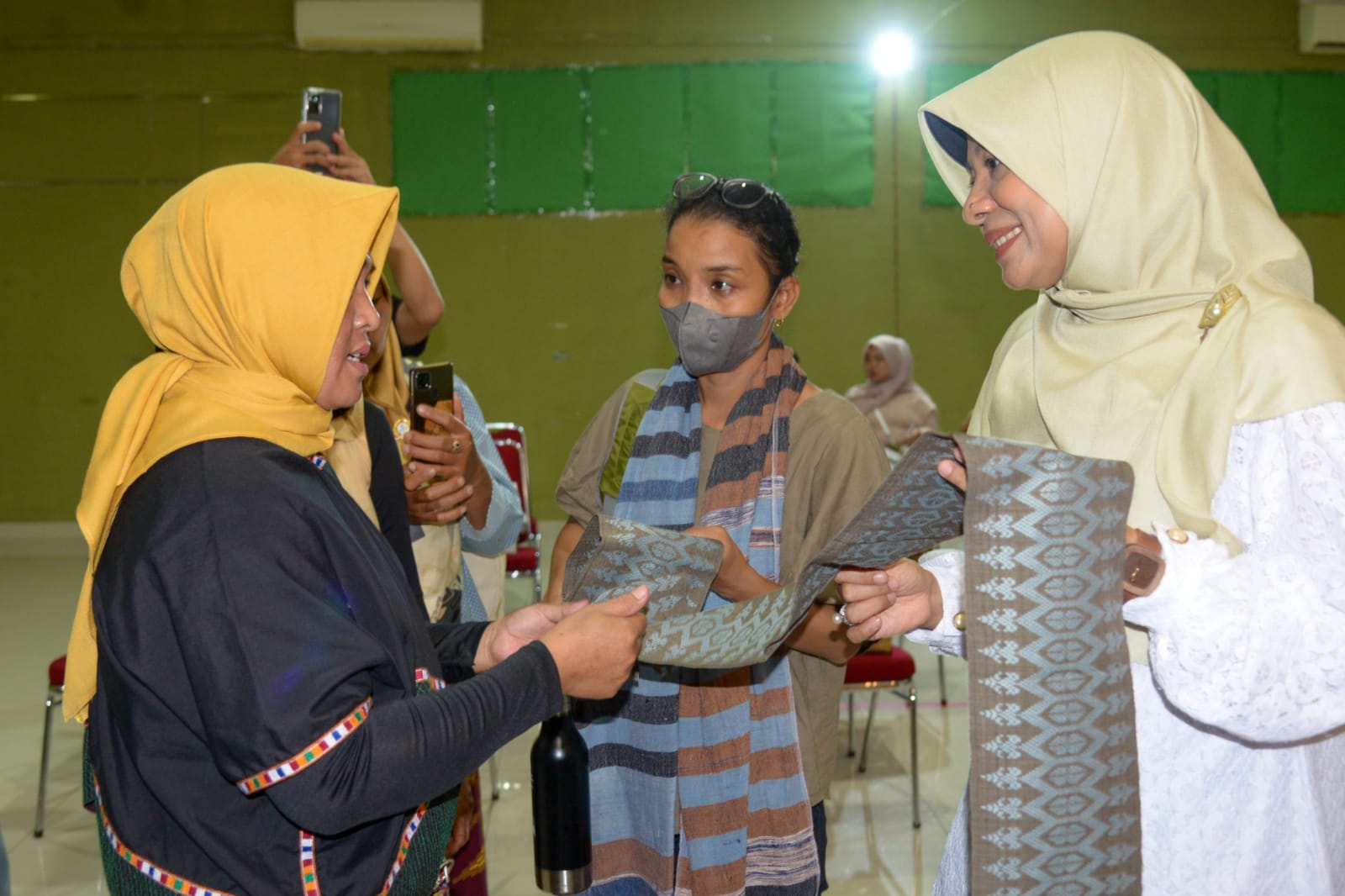 Bunda Niken Buka Workshop Sejarah Kain Tenun Sasak dan Strategi Pemasarannya