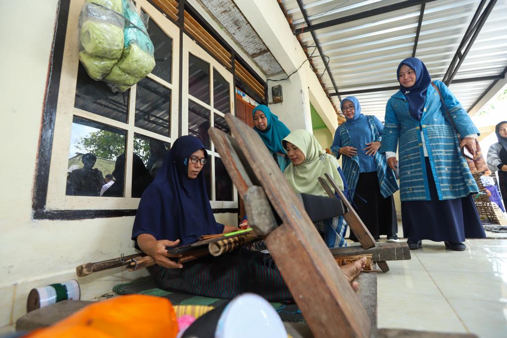 Bunda Niken : Penenun NTB Wajib ikuti Tren Fashion