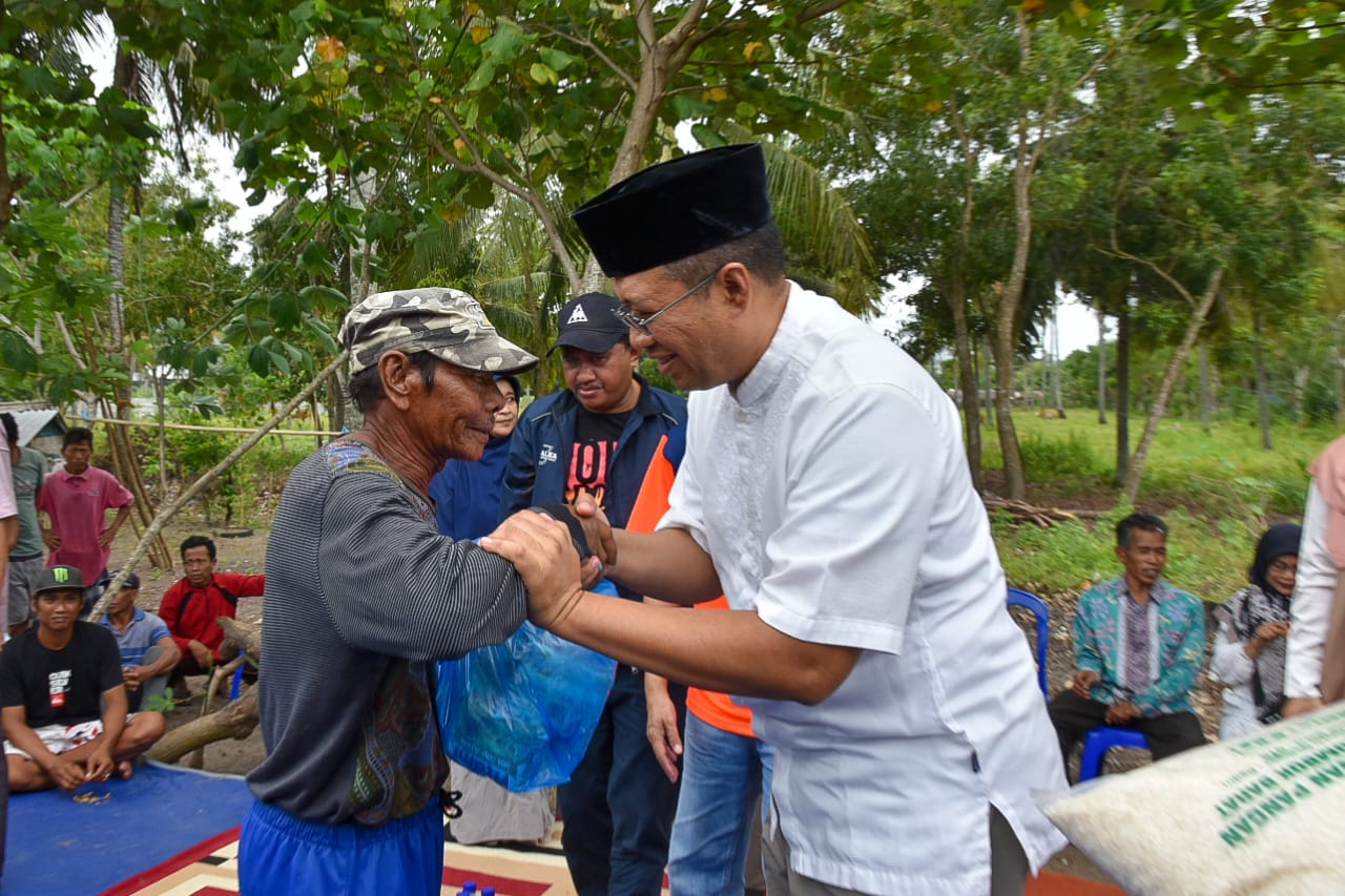 Gubernur NTB serahkan Bantuan kepada Warga Senteluk Lobar