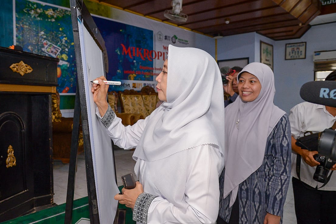 Wagub Umi Rohmi Buka Workshop Mikroplastik di UNU NTB