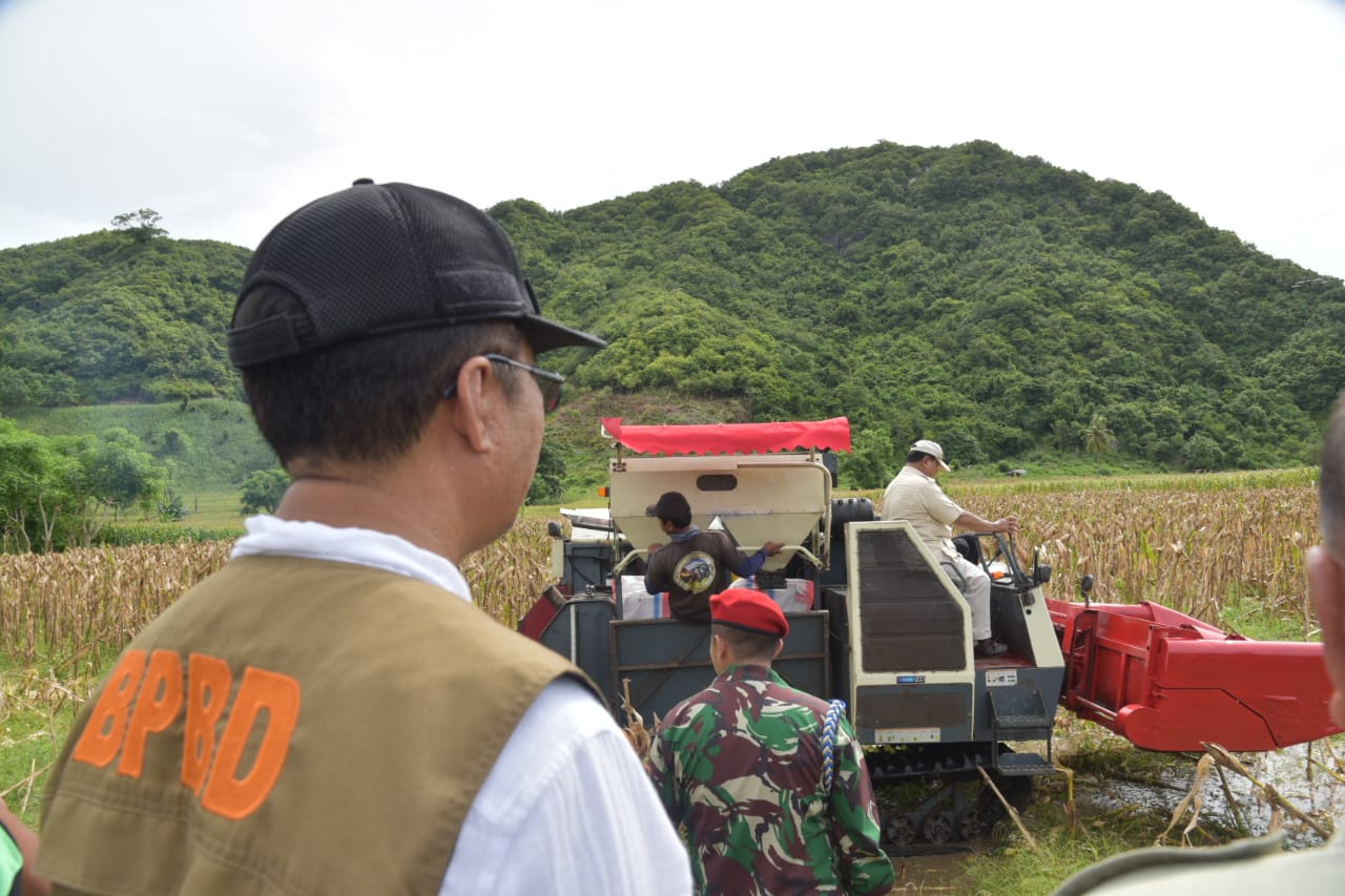 Menhan RI dan Gubernur NTB Sapa Prajurit TNI dan Masyarakat Serta Tinjau Ketahanan Pangan Desa Selong Belanak
