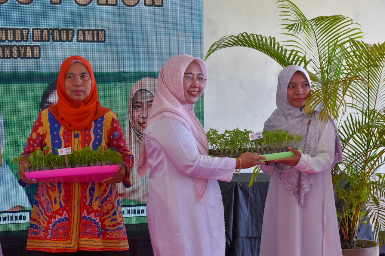 Bunda Niken Ikuti Penanaman 1000 Pohon Serentak se-Indonesia