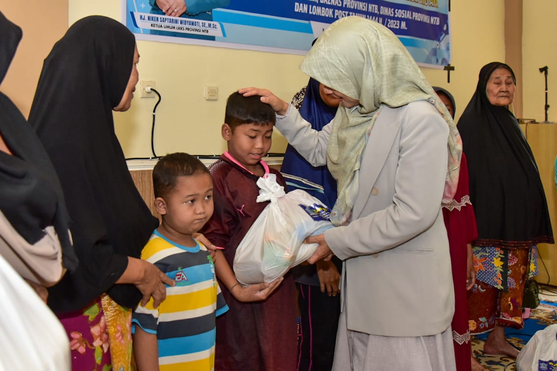 Bunda Niken Serahkan 400 Paket Sembako di Lombok Timur