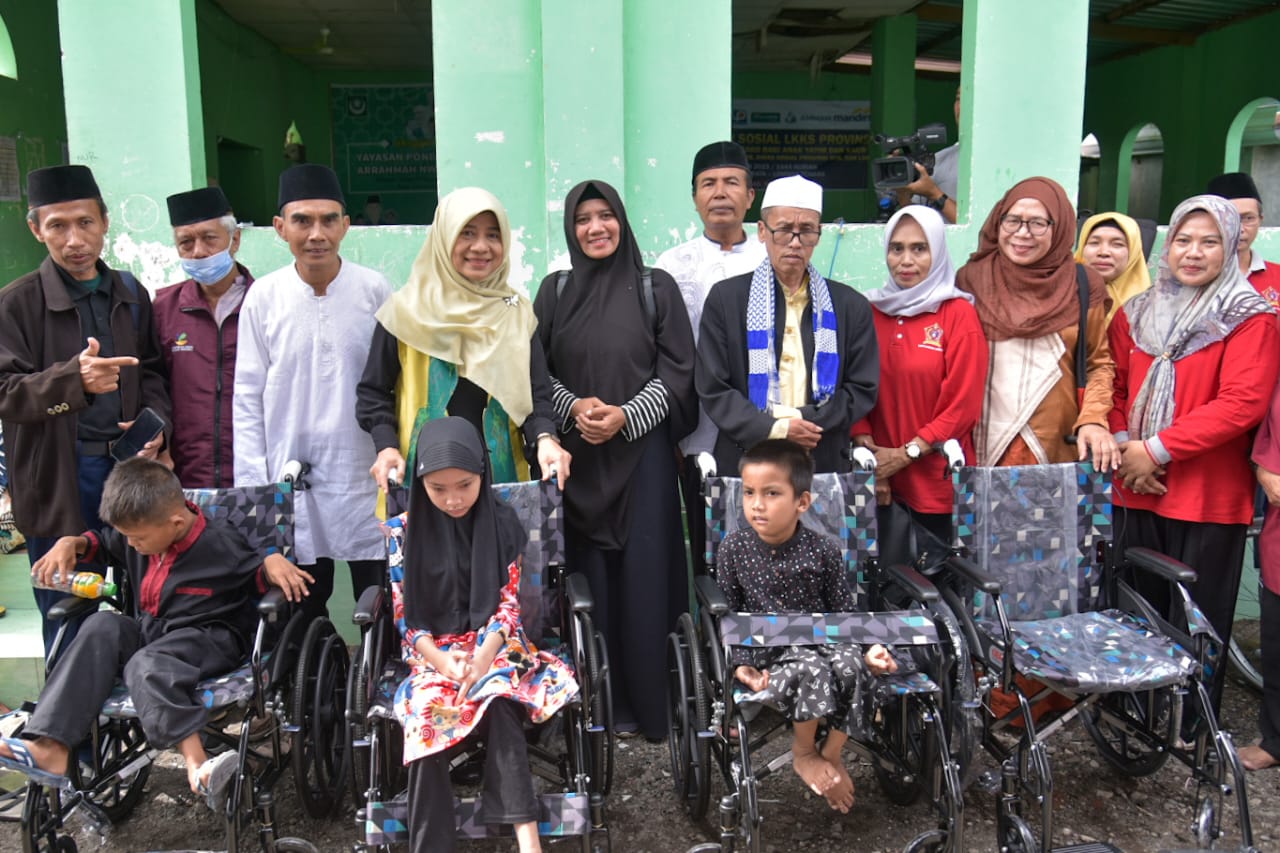 Bunda Niken Bagikan Kursi Roda kepada Difabel di Lombok Tengah