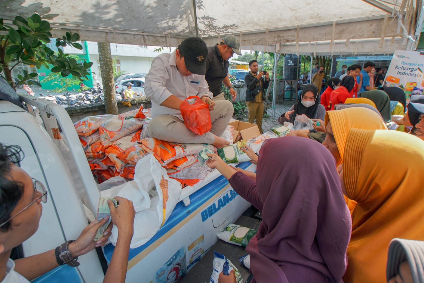 Safari Ramadan di Penujak, Wagub NTB Buka Pasar Murah