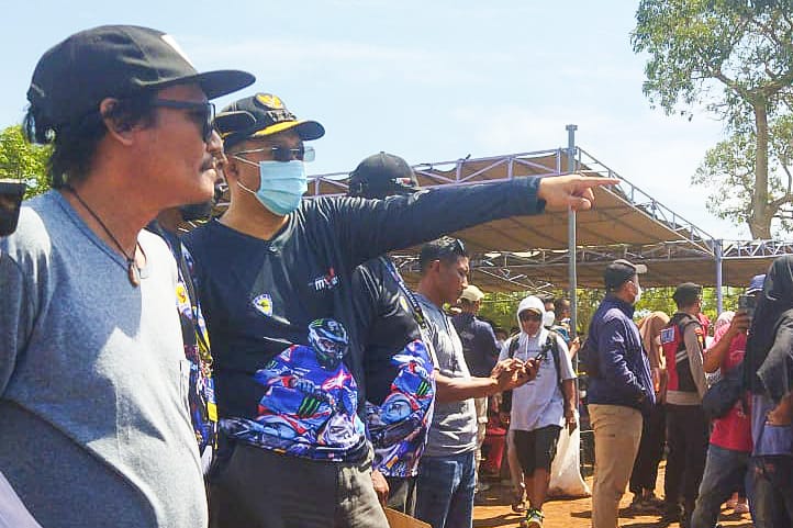 Grass Track Dimulai, Gubernur Nobar Dengan Masyarakat