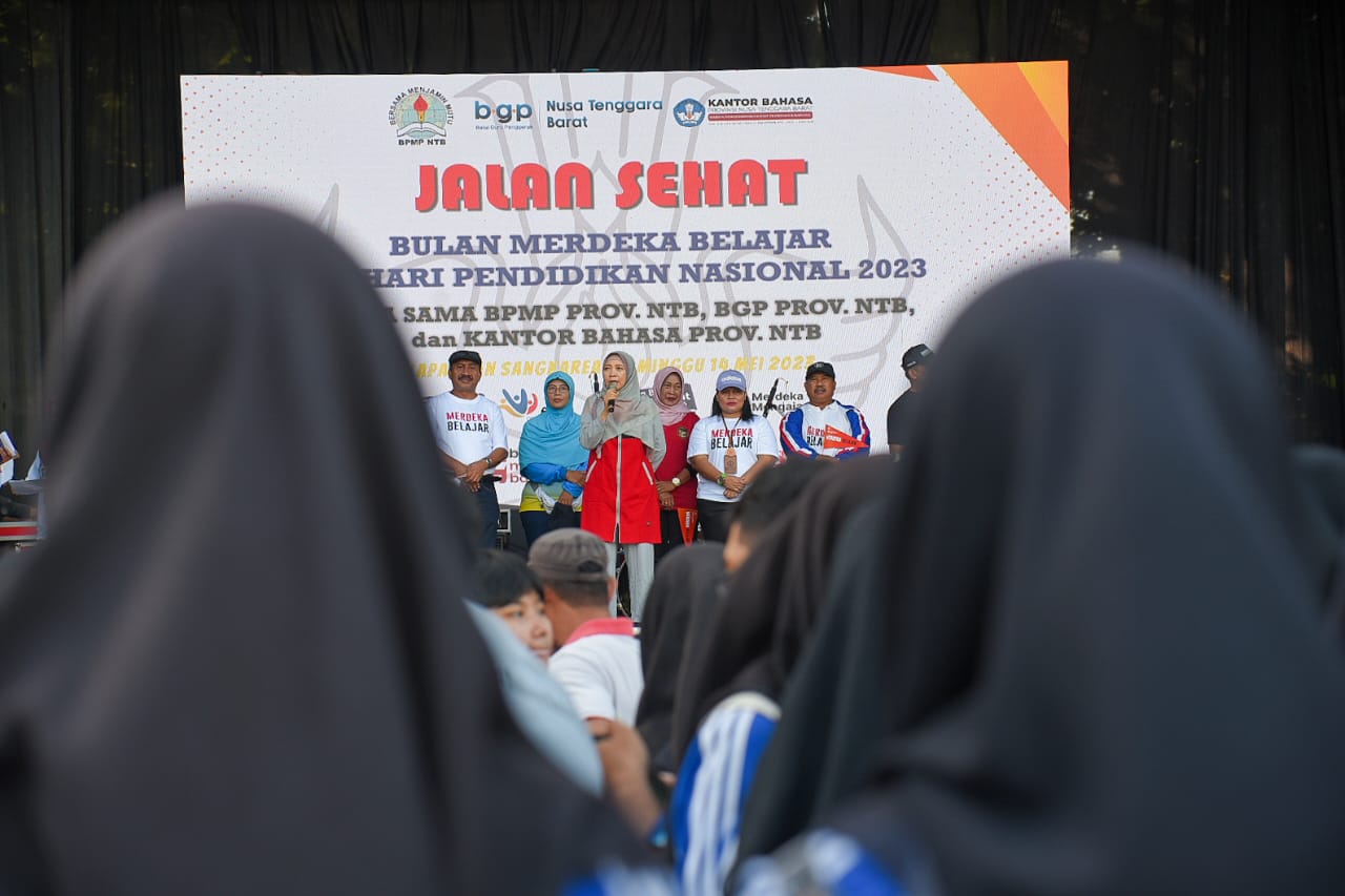 Wakil Gubernur Lepas Jalan Sehat Semarak Merdeka Belajar HARDIKNAS 2023