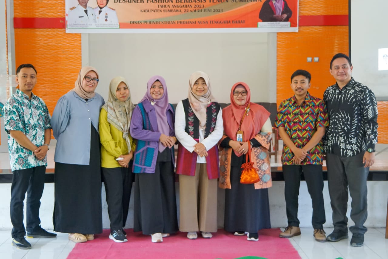 Bunda Niken Tutup Bimtek Desainer Fashion Berbasis Tenun di SMK Negeri 1 Sumbawa