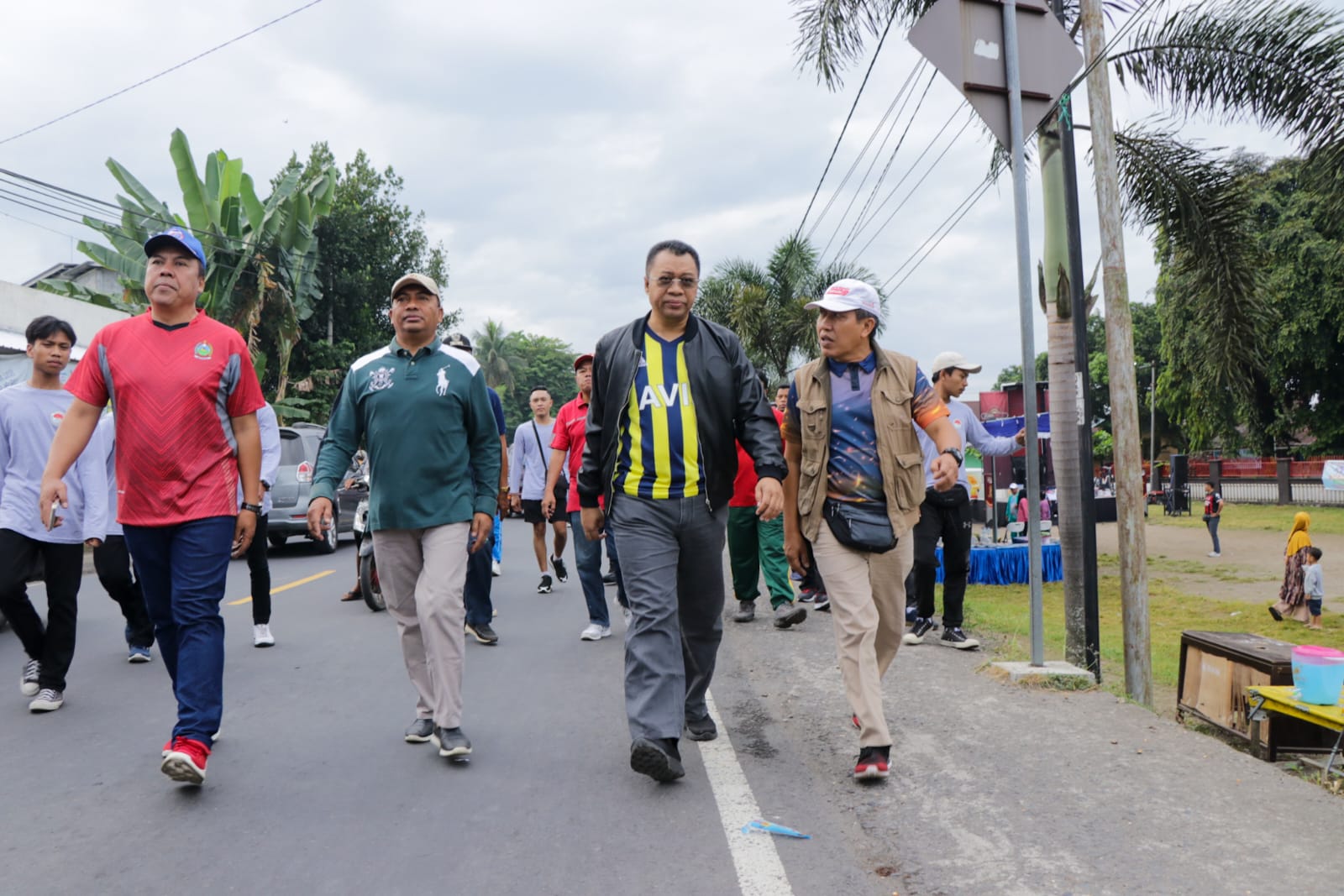 Lepas Jalan Sehat di Desa Peresak, Gubernur Ingatkan Pentingnya Jaga Kesehatan