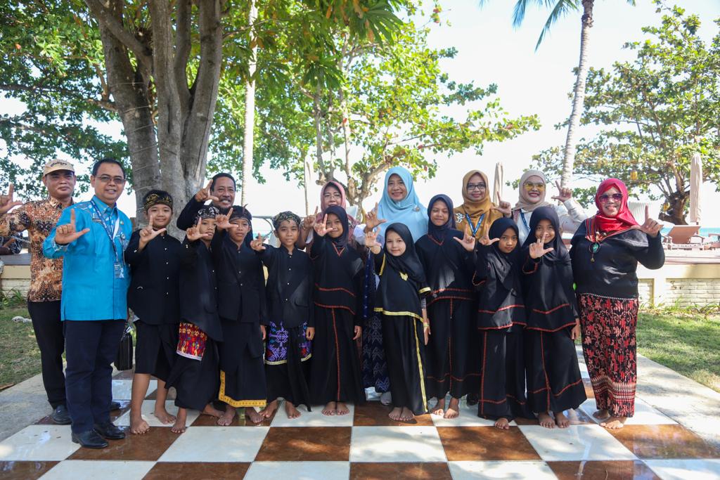 Parade Kain Tenun Penyesek Kebon Ayu Meriahkan Hari Pertama Limoff 2023