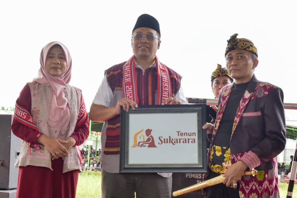 Pecahkan Rekor Muri, Gubernur: Langkah Awal Kenalkan Tenun Sukarara ke Dunia