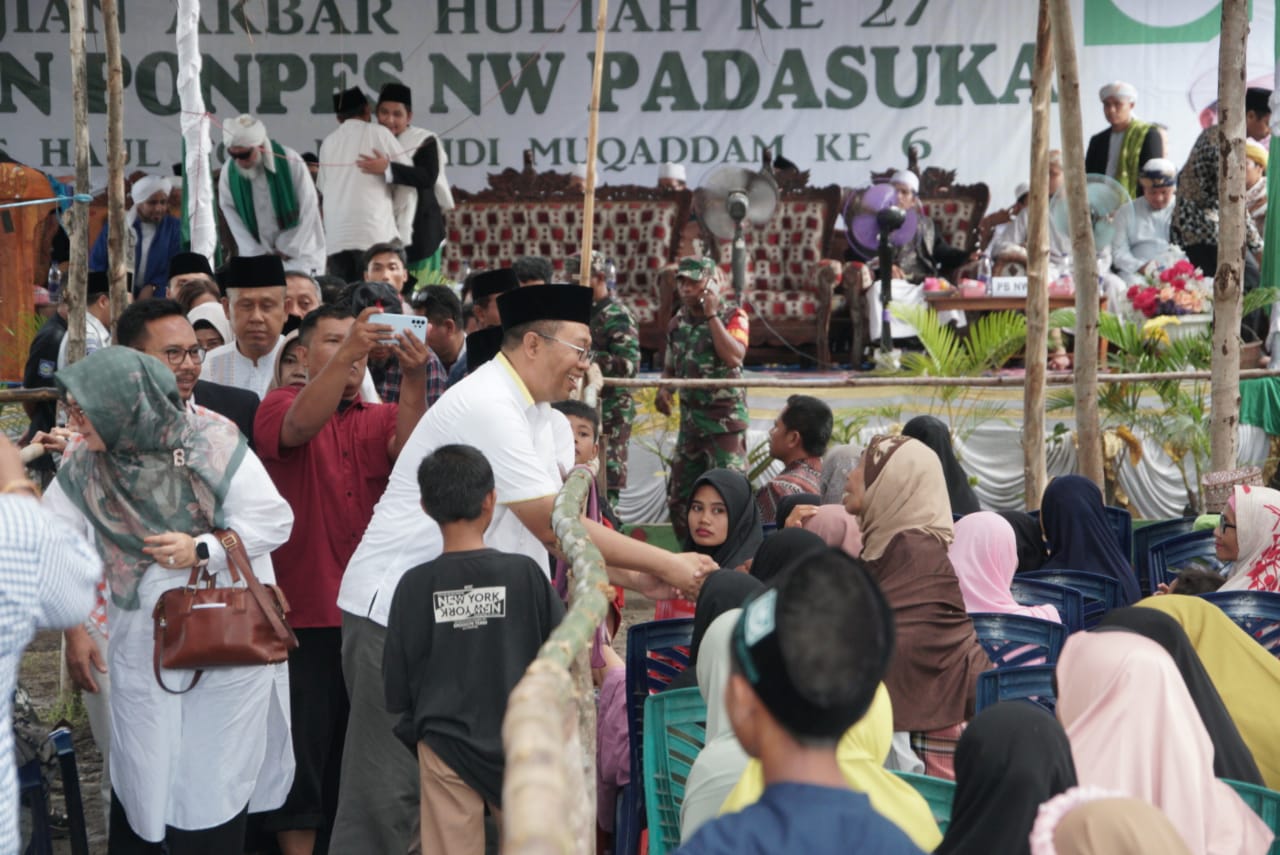 Tinjau Dampak Banjir di Emang Lestari, Bang Zul Serahkan Bantuan
