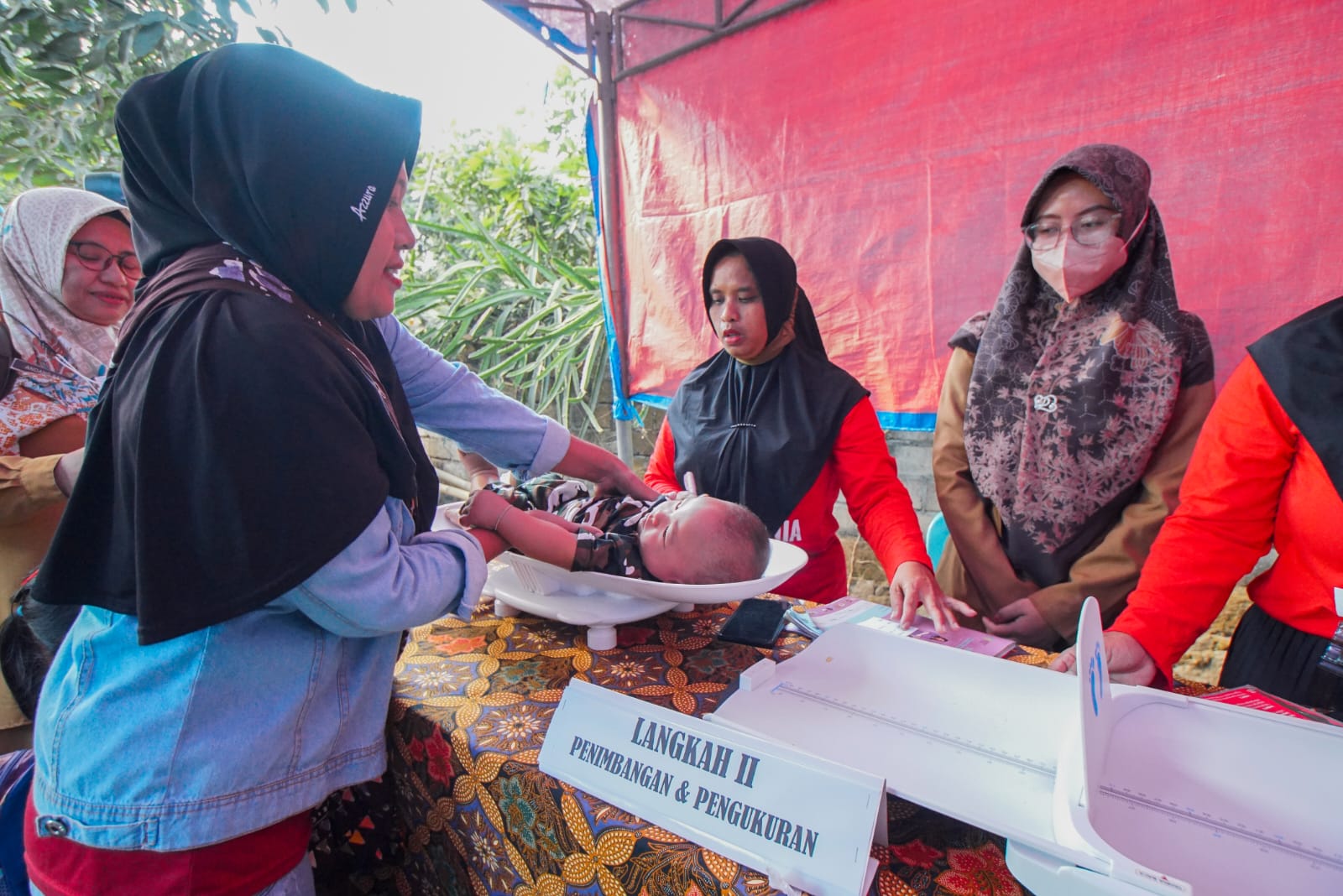 Bakti Stunting di Desa Pengadang, Wagub NTB : Butuh Kekompakan untuk Perangi Stunting