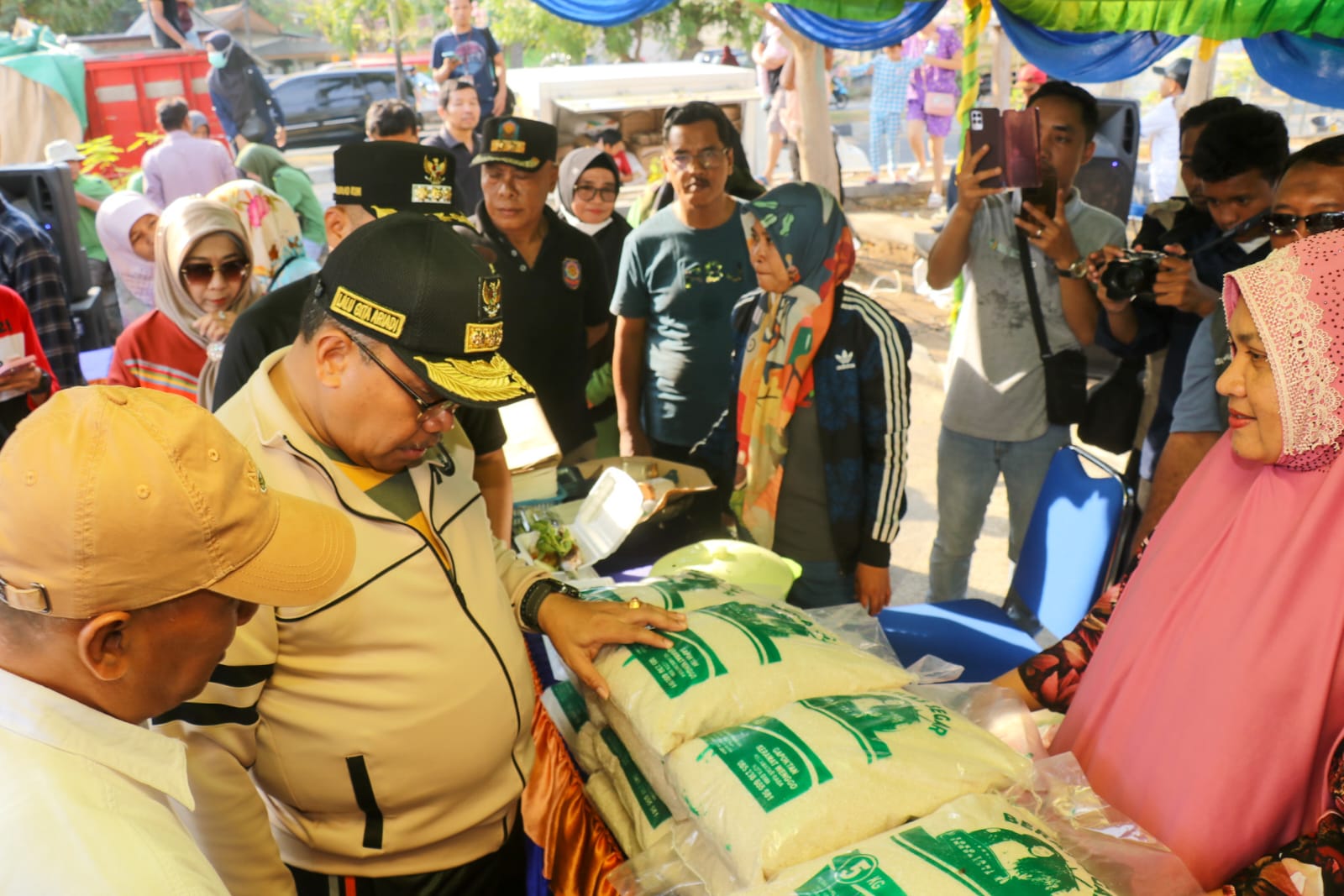 Pj Gubernur NTB Tinjau Gerakan Pangan Murah dalam Rangka Stabilisasi Pasokan dan Harga Pangan di Kota Bima