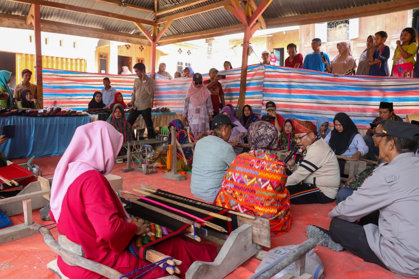 Program Jumat Belondong Siap Lariskan Produk Tenun NTB