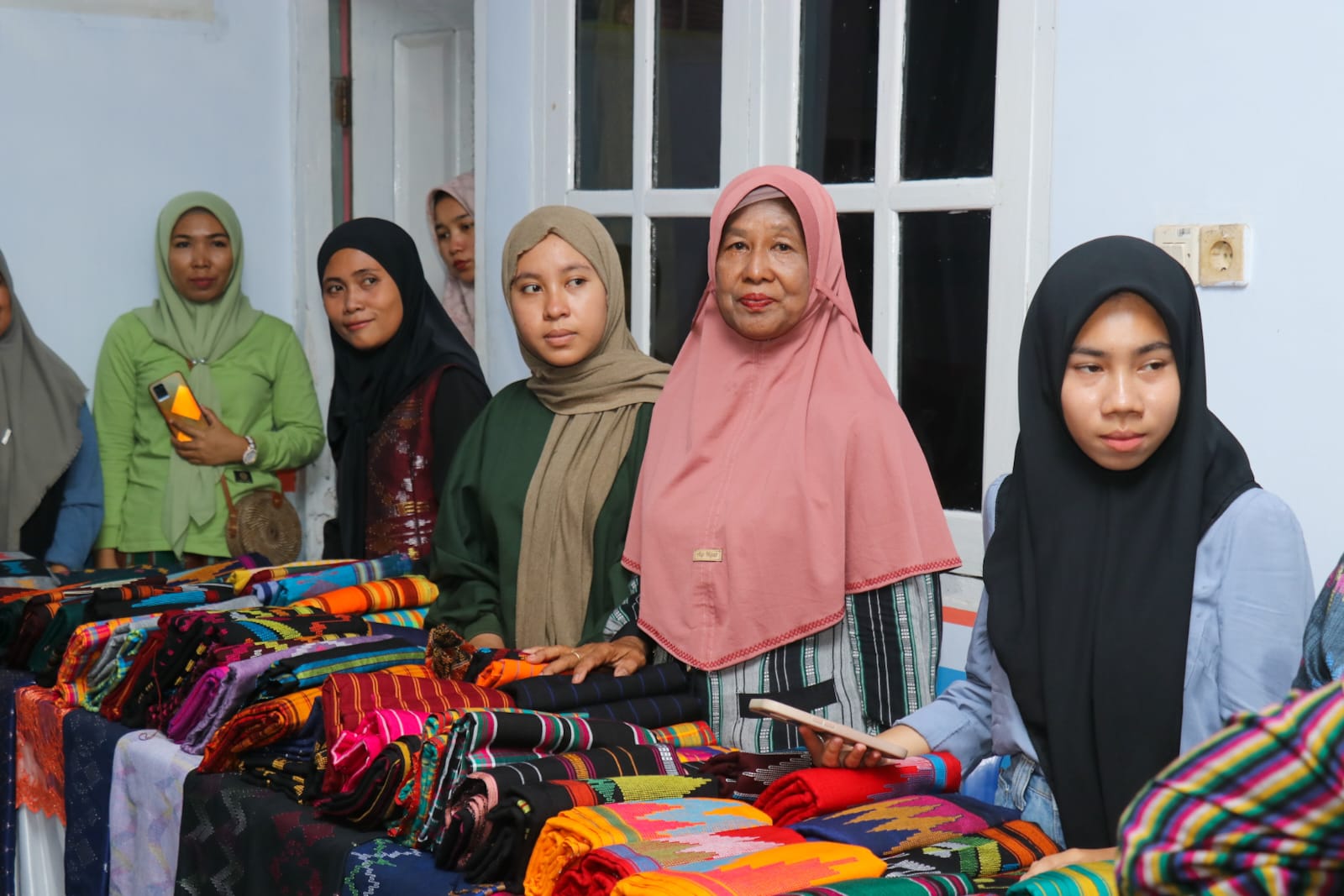 Kunker di Bima, Pj Gubernur NTB Beli Produk Tenun Nggoli Mbojo