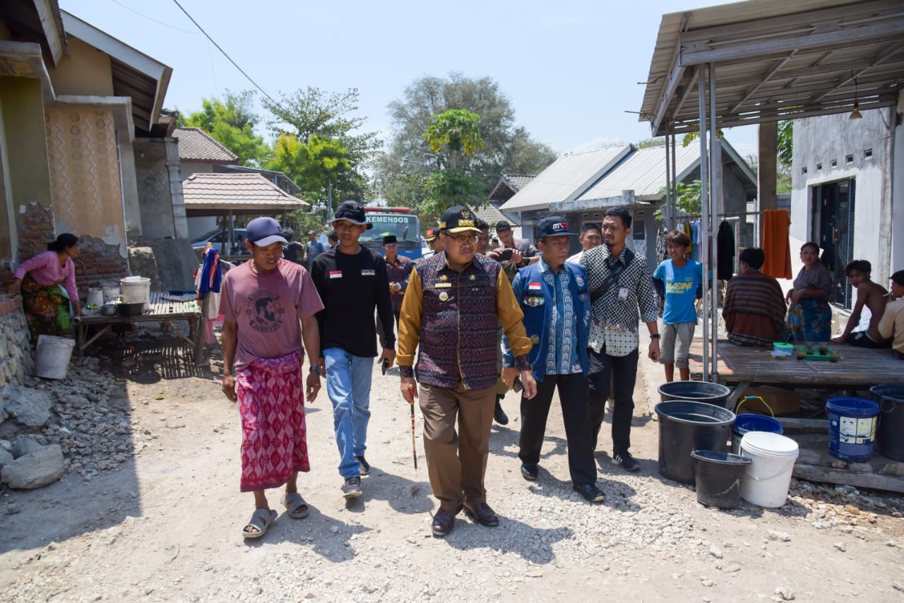 Pj. Gubernur NTB Tinjau Langsung Distribusi Air Bersih di Jerowaru