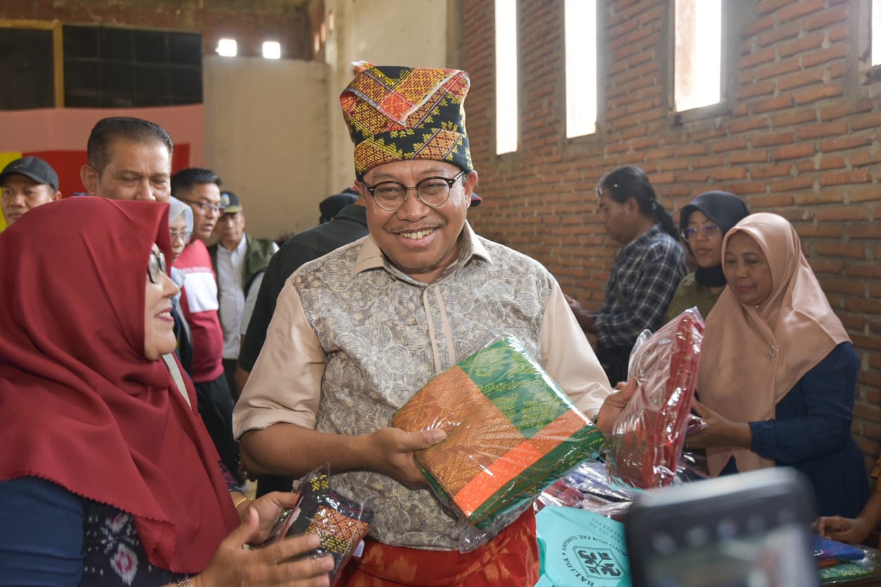 Miq Gita Sambangi Desa Poto yang Memproduksi Tenun Khas Sumbawa