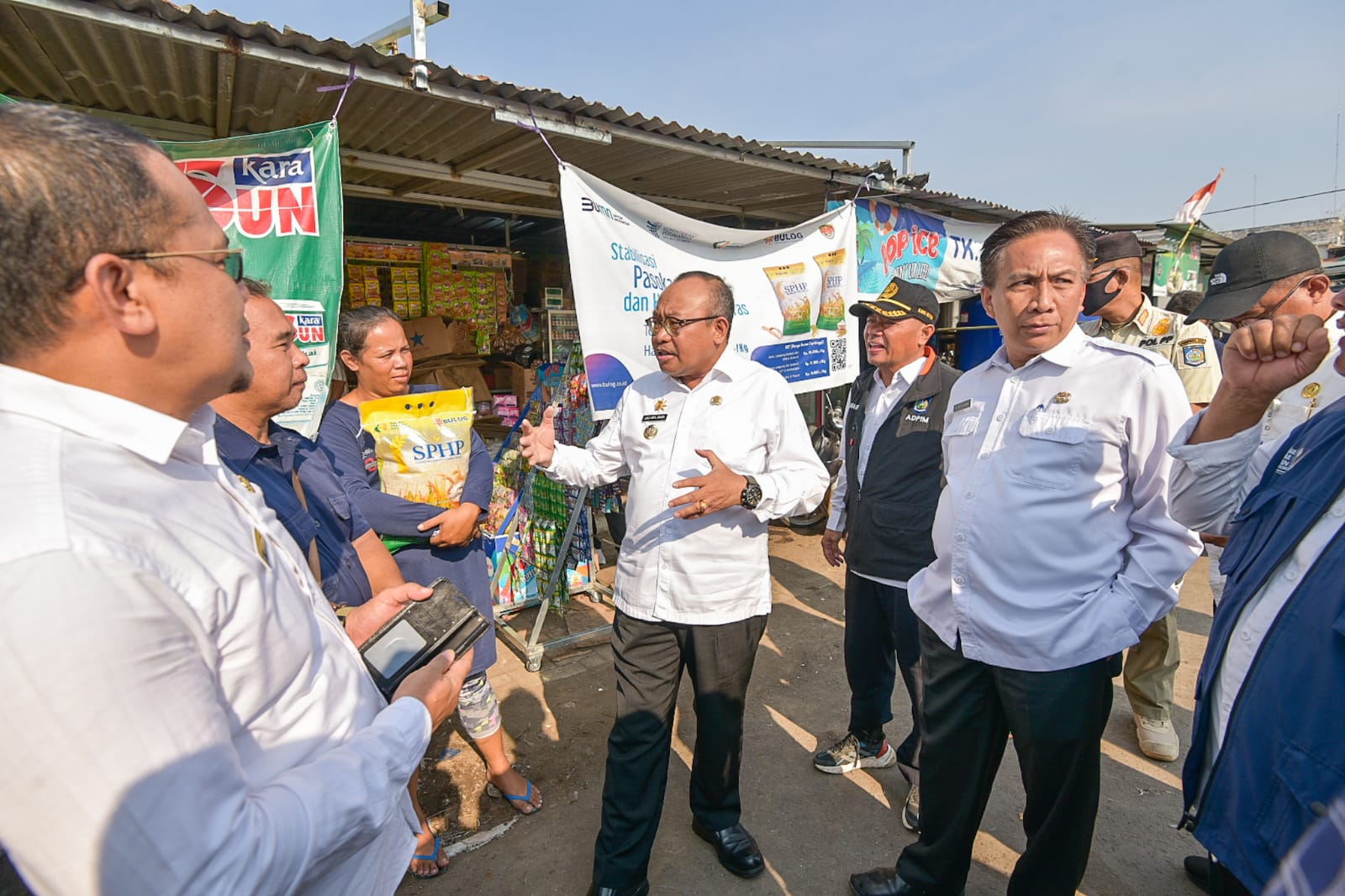 Pantau Inflasi di Pasar Mandalika, Pj Gubernur NTB : Stok Komoditi dan Harga Aman Terkendali