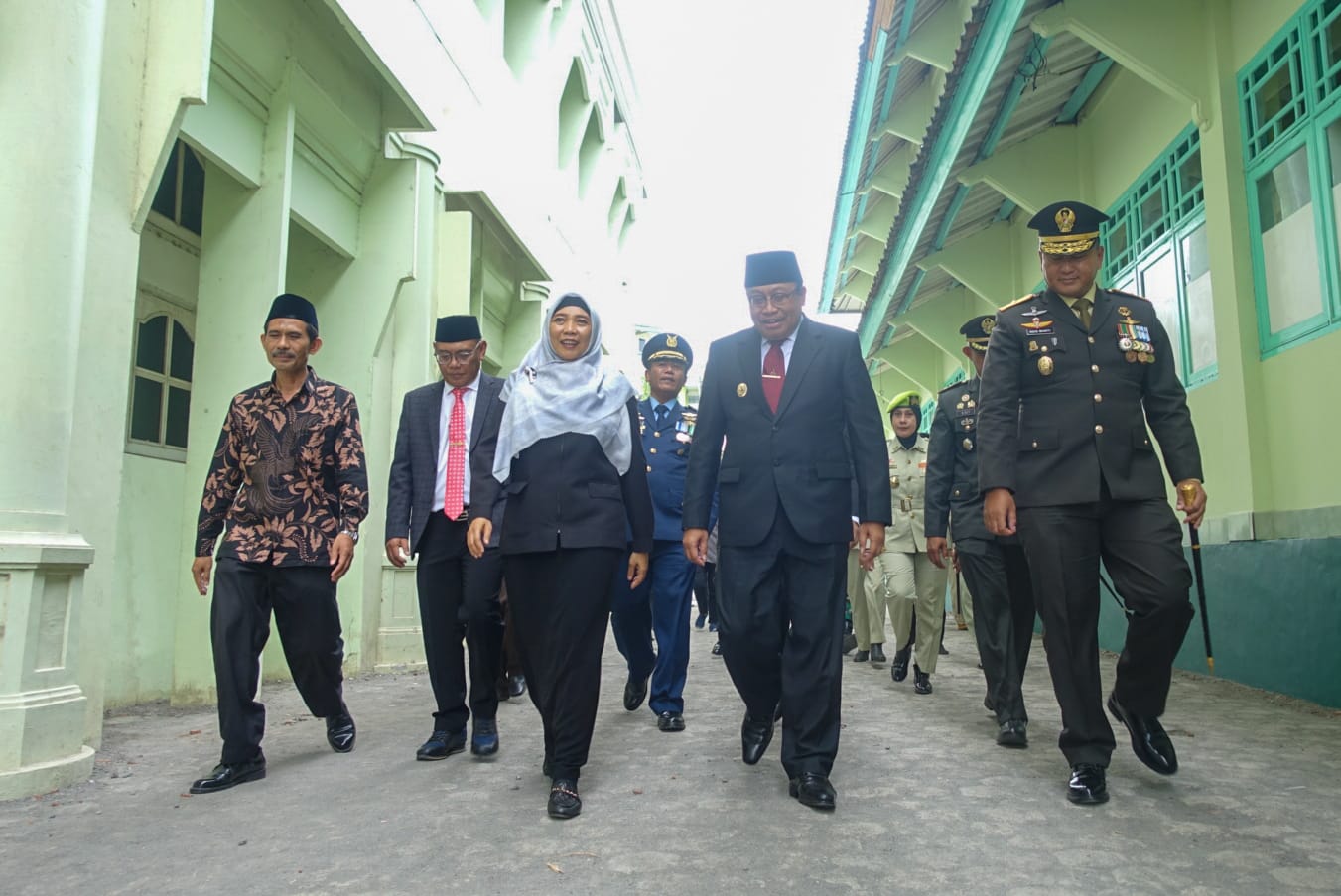 Peringati Hari Pahlawan, Pj Gubernur NTB Ziarah Makam Pahlawan Nasional di Lombok Timur