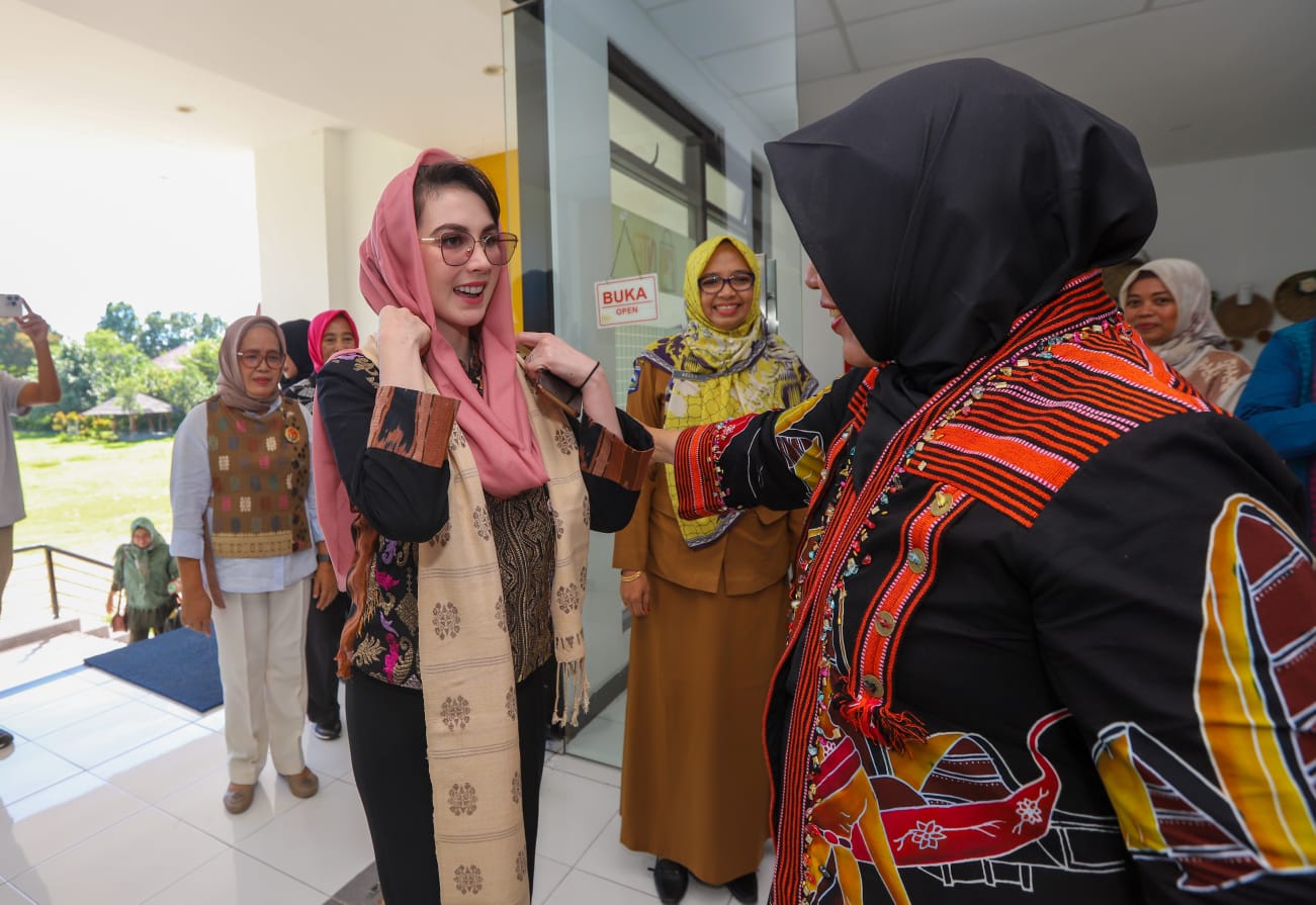 Sambut Ketua Dekranasda Jatim, Bunda Lale Kenalkan Tenun NTB
