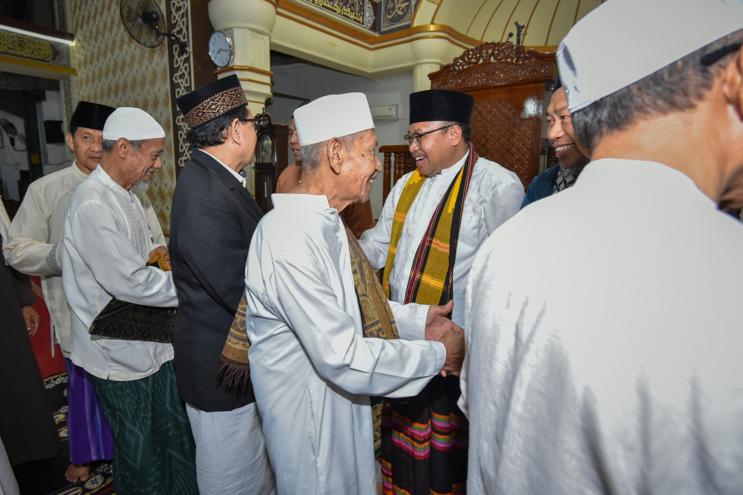 Pj Gubernur Miq Gita Ikuti NTB Bershalawat dan Berikan Sumbangan Masjid