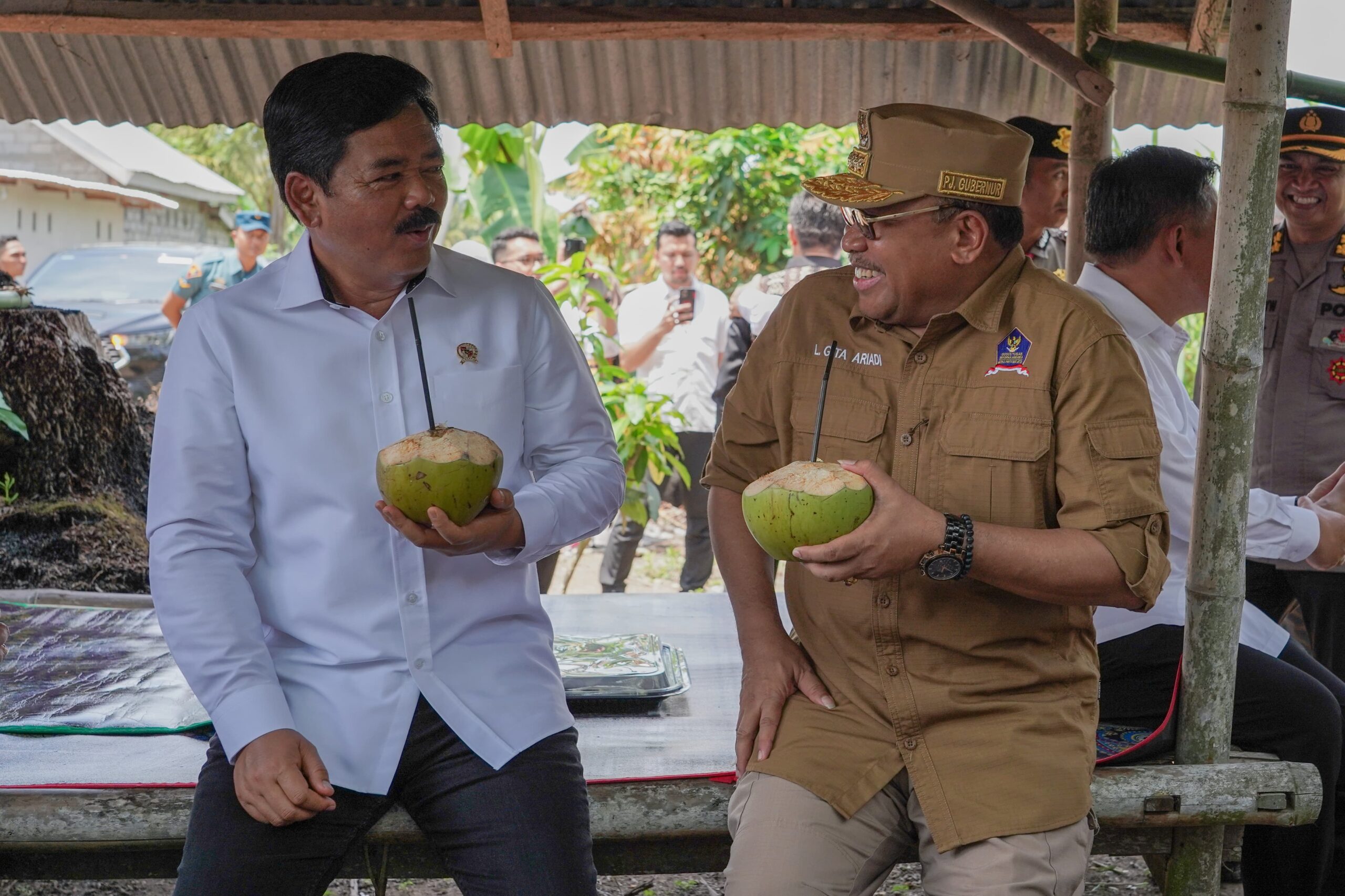 Kunker di NTB, Menteri ATR/BPN Didampingi Pj Gubernur Serahkan Ratusan Sertifikat Tanah Kepada Masyarakat
