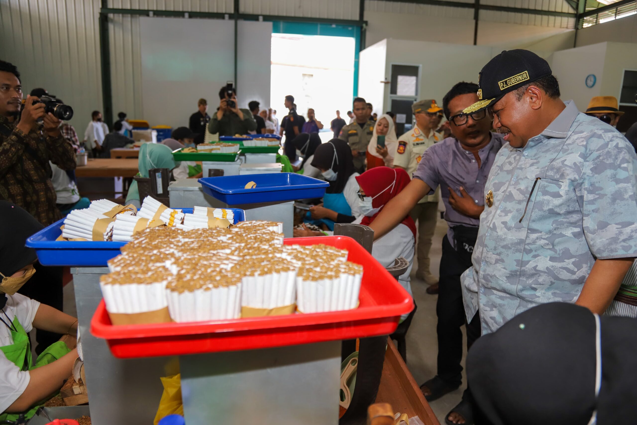 Miq Gita Tinjau Aktivitas Produksi Rokok di APHT Lombok Timur